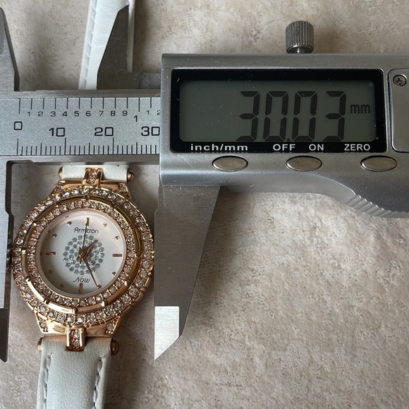 Armitron lady battery water resistant - Picture 5 of 5